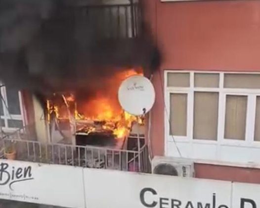 Vatandaşların alevlerin arasından can kurtardığı yangında faciadan dönüldü