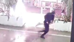 Kafeyi ateşe verip kaçtı: O anlar görüntülendi