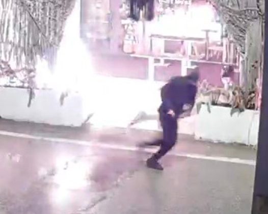 Kafeyi ateşe verip kaçtı: O anlar görüntülendi