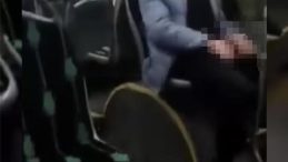 Halk otobüsündeki uygunsuz davranış kamerada