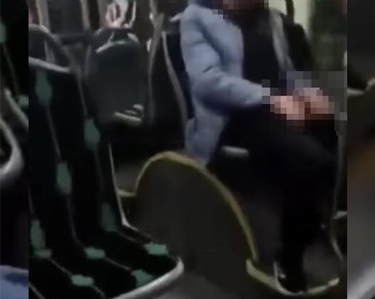 Halk otobüsündeki uygunsuz davranış kamerada