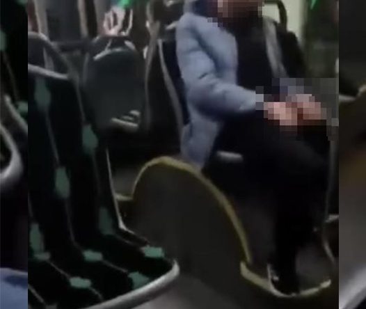 Halk otobüsündeki uygunsuz davranış kamerada
