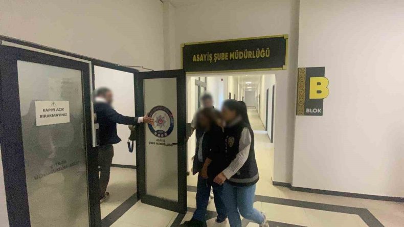 Evden ziynet eşyası ve nakit para çalan kadın yakalandı