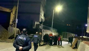 Kocaeli’de zemininde toprak kayması oluşan 5 katlı bina tahliye edildi
