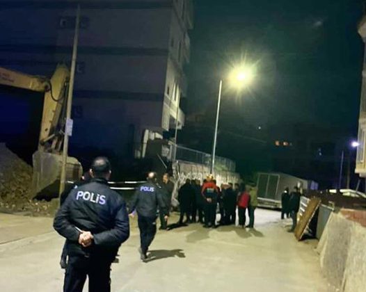 Kocaeli’de zemininde toprak kayması oluşan 5 katlı bina tahliye edildi