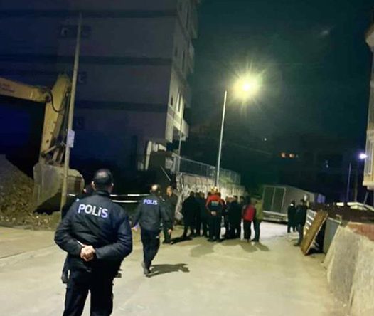 Kocaeli’de zemininde toprak kayması oluşan 5 katlı bina tahliye edildi