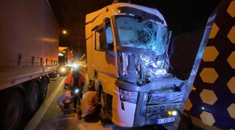 TEM’de tünel içinde 4 araç çarpıştı, sıkışan tır sürücüsü yaralandı