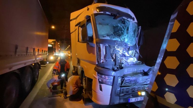 TEM’de tünel içinde 4 araç çarpıştı, sıkışan tır sürücüsü yaralandı