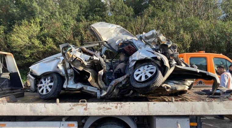 Otomobil devrilen tır dorsesinin altında kaldı: Karı-koca hayatını kaybetti