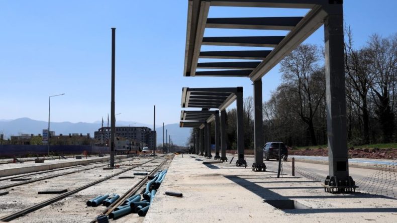 Kartepe Tramvay Hattı’nda duraklar kurulmaya başlandı