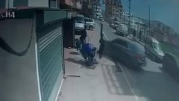 Çocuğunu tehdit ettiğini iddia ettiği motosikletliye otomobiliyle böyle çarptı