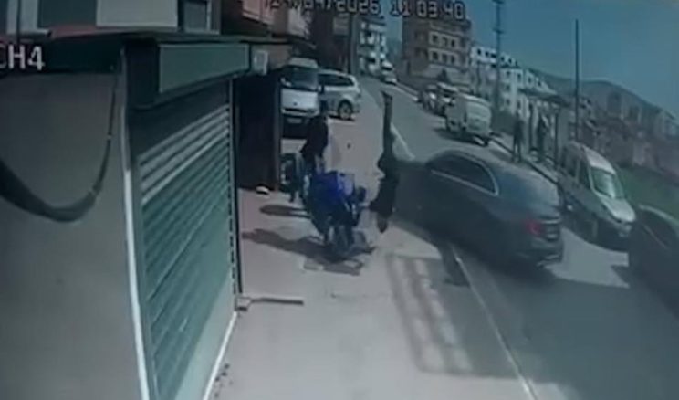 Çocuğunu tehdit ettiğini iddia ettiği motosikletliye otomobiliyle böyle çarptı