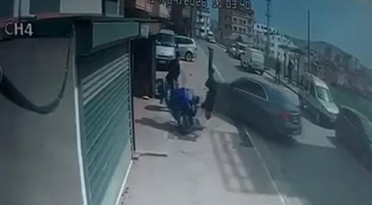 Çocuğunu tehdit ettiğini iddia ettiği motosikletliye otomobiliyle böyle çarptı