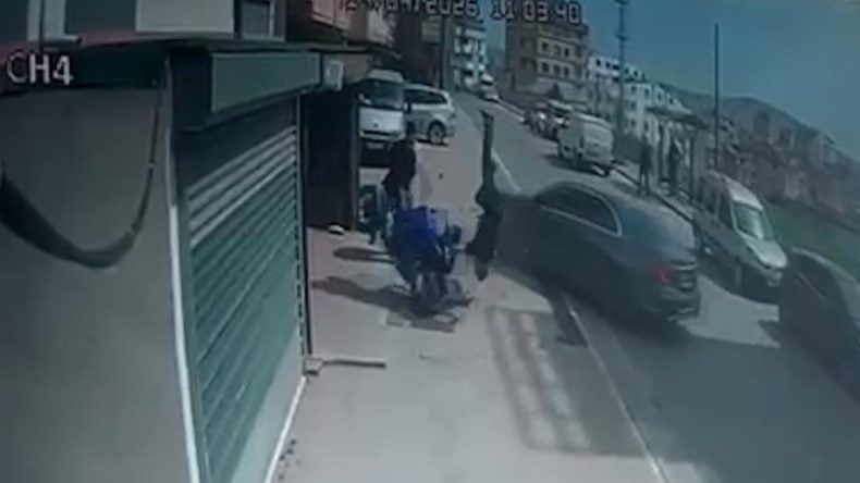 Çocuğunu tehdit ettiğini iddia ettiği motosikletliye otomobiliyle böyle çarptı