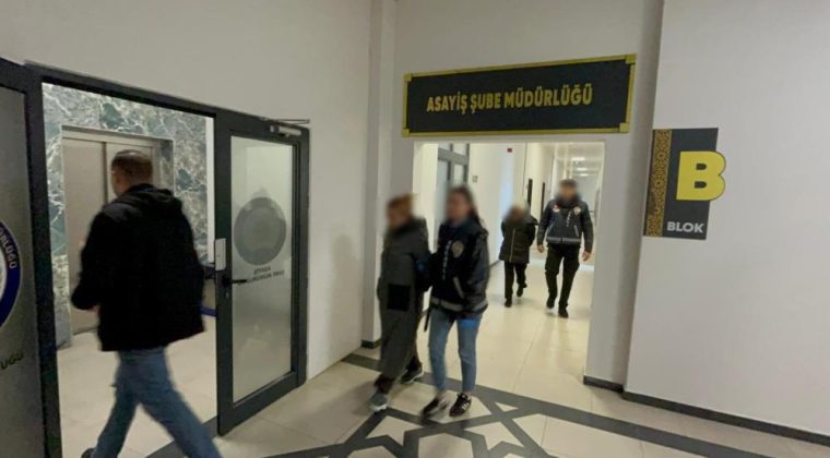 Evden 70 bin liralık ziynet hırsızlığı yapan 2 kadın tutuklandı