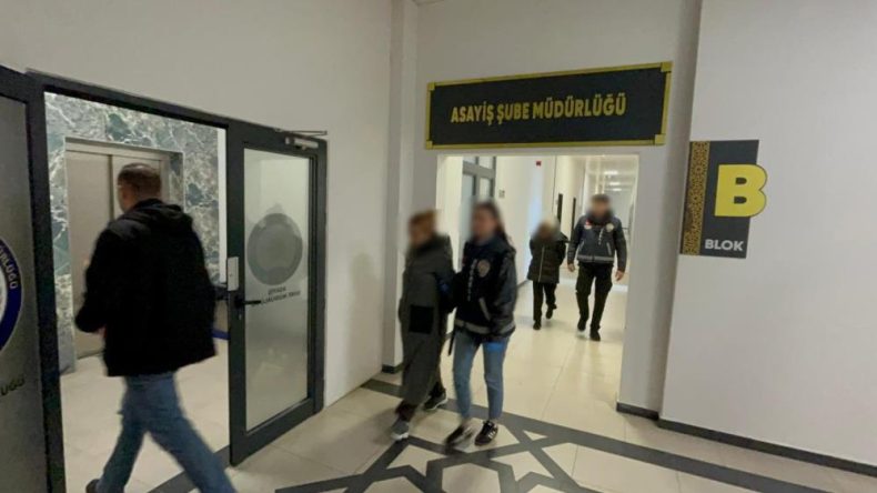 Evden 70 bin liralık ziynet hırsızlığı yapan 2 kadın tutuklandı