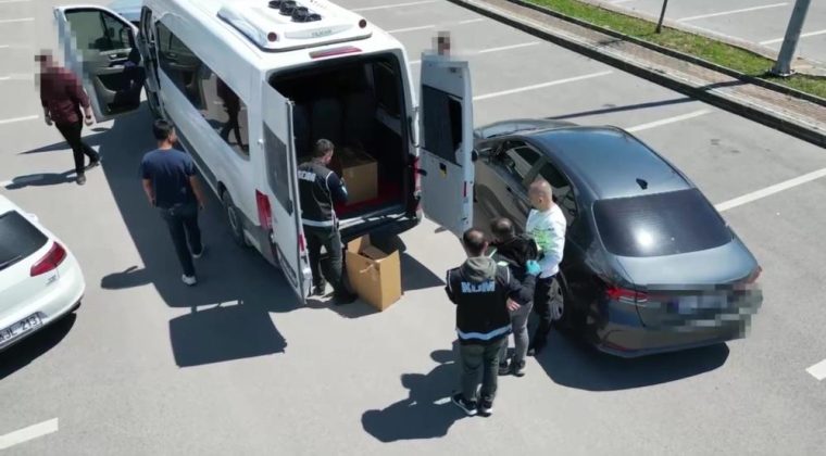 Kocaeli polisinden operasyon: Minibüs cephanelik gibi..