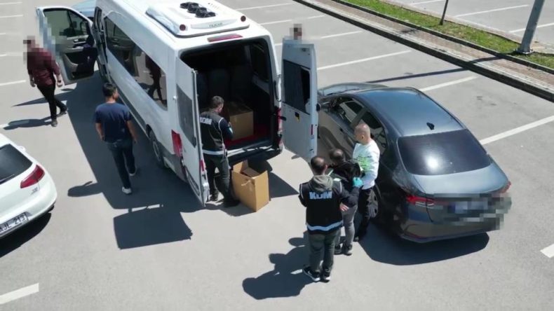 Kocaeli polisinden operasyon: Minibüs cephanelik gibi..