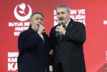 BBP Genel Başkanı Destici, Kocaeli’deki kongrede İsmail Türüt ile sahneye çıkıp türkü söyledi