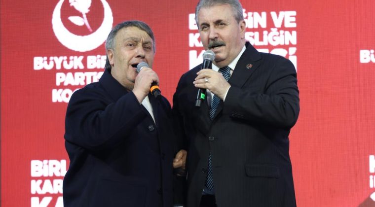 BBP Genel Başkanı Destici, Kocaeli’deki kongrede İsmail Türüt ile sahneye çıkıp türkü söyledi