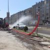 Kazı yaparken su borusu patladı, tazyikli su caddeyi esir aldı