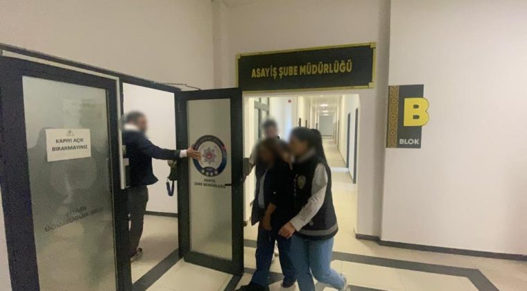 Evden ziynet eşyası ve nakit para çalan kadın yakalandı