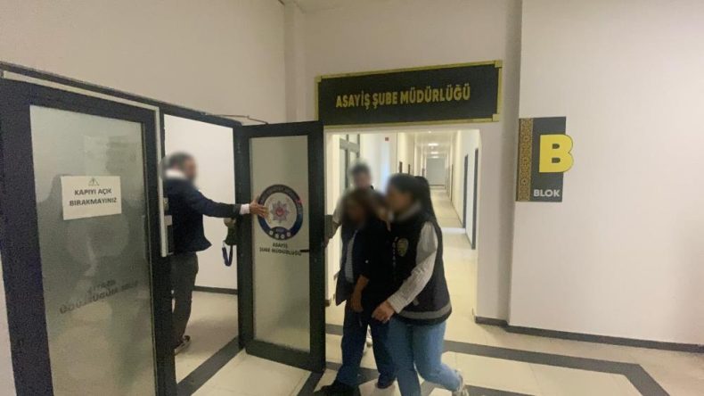 Evden ziynet eşyası ve nakit para çalan kadın yakalandı