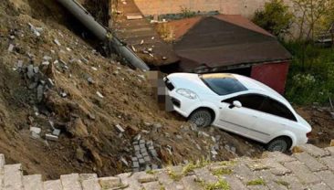 Çöken duvarla birlikte otomobil okul bahçesine düştü