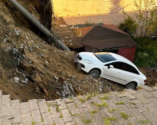 Çöken duvarla birlikte otomobil okul bahçesine düştü