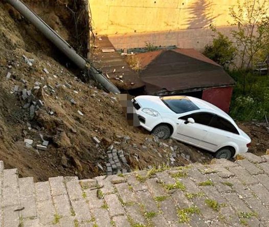 Çöken duvarla birlikte otomobil okul bahçesine düştü