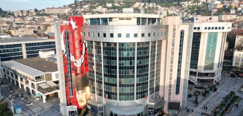 Muhalefetten İzmit Belediyesi’ne; “İzmit’e kim çivi çaktıysa teşekkür ederiz”