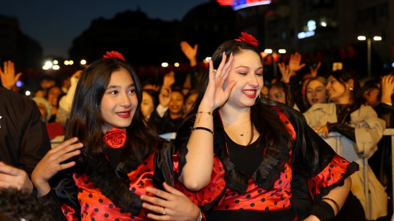 Romanlar Günü coşkuyla kutlandı; “İlle de Roman olsun” Kent Meydanı’nı salladı