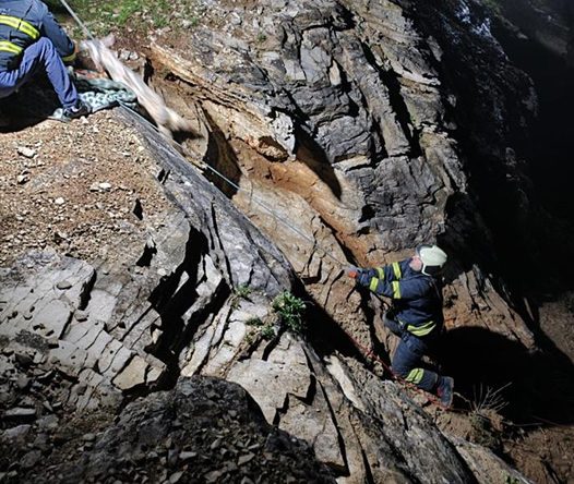 Kayalıklardaki sürüye cansiparane kurtarma