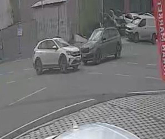 Çarpışan araçlardan biri takla attı, 7 kişi yaralandı