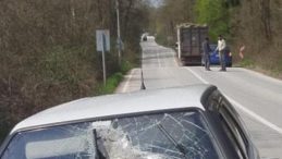 Kamyondan düşen tomruk seyir halindeki otomobile saplandı