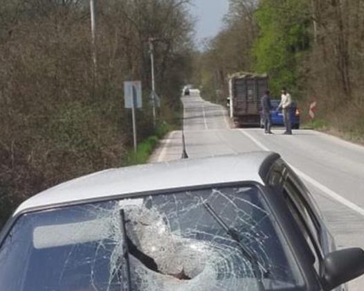 Kamyondan düşen tomruk seyir halindeki otomobile saplandı