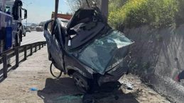 Feci kaza: TEM Otoyolu Kocaeli geçişinde otomobil yön levhasına saplandı