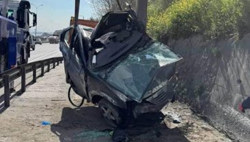 Feci kaza: TEM Otoyolu Kocaeli geçişinde otomobil yön levhasına saplandı