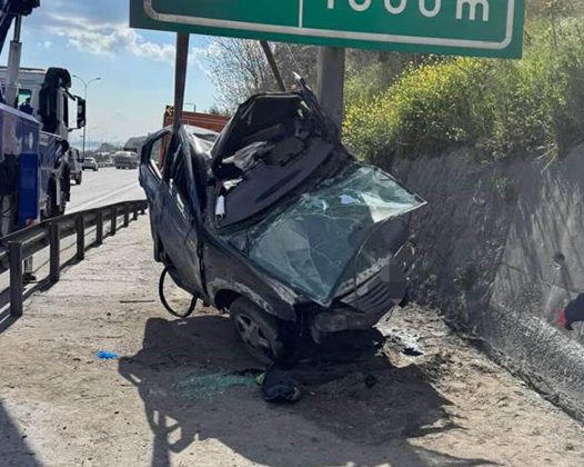 Feci kaza: TEM Otoyolu Kocaeli geçişinde otomobil yön levhasına saplandı