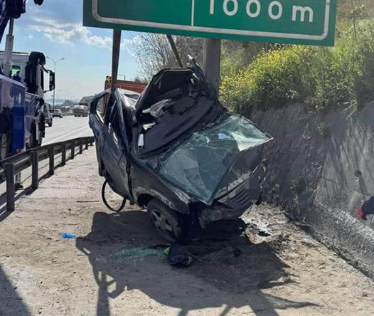 Feci kaza: TEM Otoyolu Kocaeli geçişinde otomobil yön levhasına saplandı