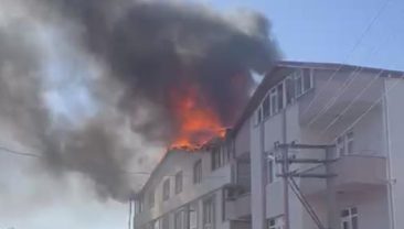 Korkutan yangın: Çatıdan yükselen alevler mahallede panik yarattı