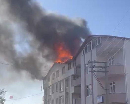 Korkutan yangın: Çatıdan yükselen alevler mahallede panik yarattı