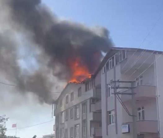 Korkutan yangın: Çatıdan yükselen alevler mahallede panik yarattı