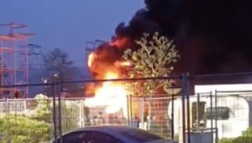 İzmit’te panik: Otelin bahçesinden alevler yükseldi