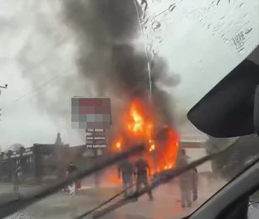 Başiskele’de iş yeri alevlere teslim oldu