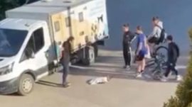 Gölcük’te yaralanan kediye mahalledeki çocuklar sahip çıktı