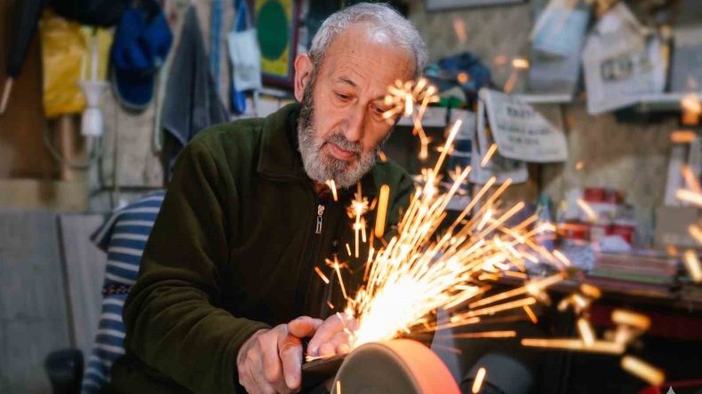 51 yıllık bıçak bileyicisi Kurban Bayramı mesaisine başladı