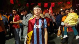 Galatasaray’ın şampiyonluğunu kutladılar: Trabzonspor taraftarı da vardı