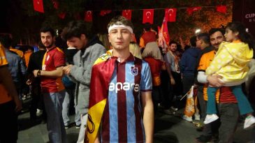 Galatasaray’ın şampiyonluğunu kutladılar: Trabzonspor taraftarı da vardı