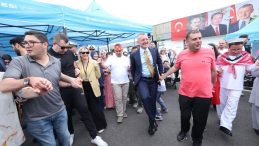 Davullar çaldı, kınalar yakıldı: Başkan Büyükakın özel gençlerle halaya durdu